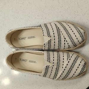 TOMS Women's, size 7. Cream and black woven pattern